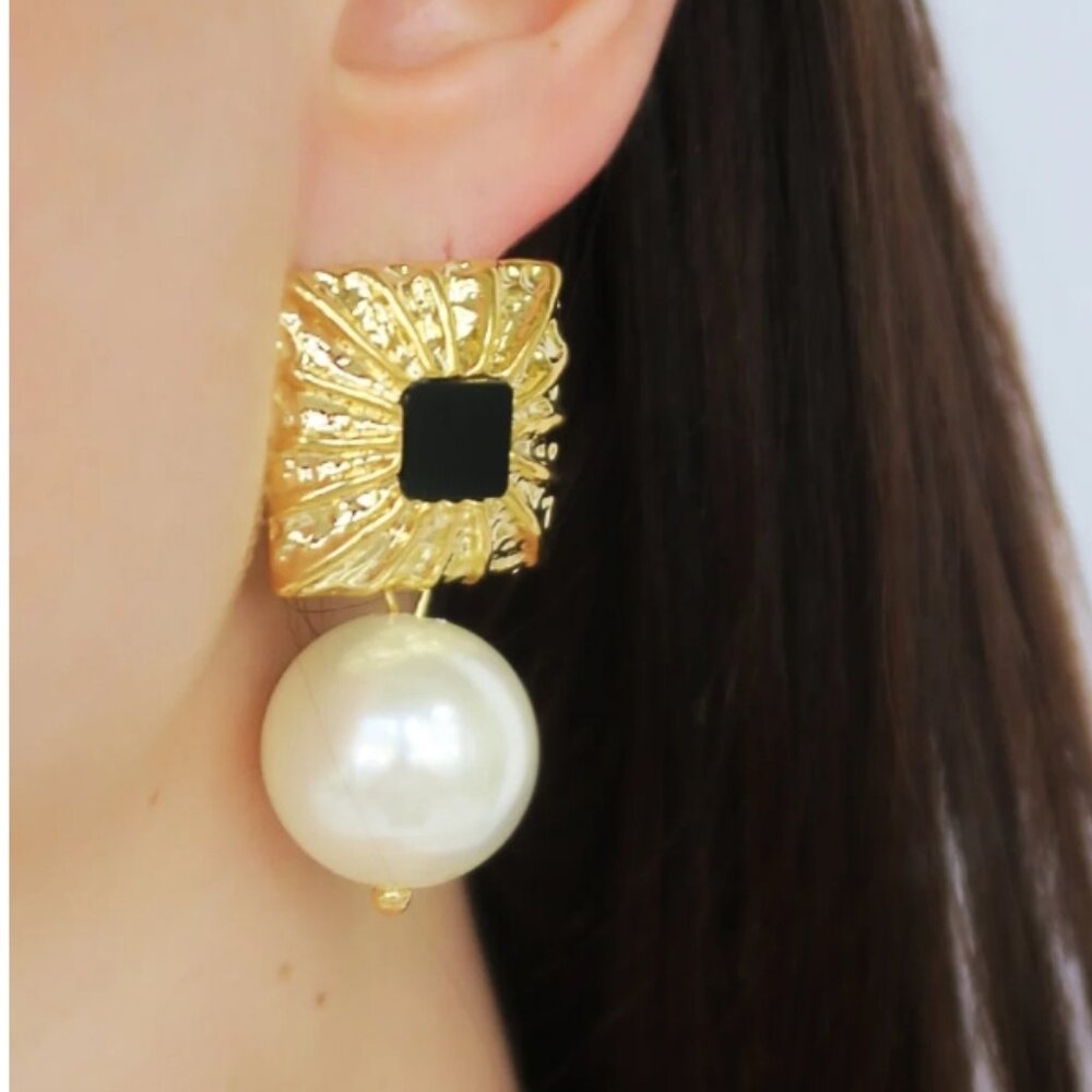 NWT Designer Accessory Concierge Pearl Zoe Earrings